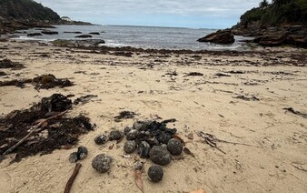 Pláže v Austrálii uzavřeli kvůli tisícům záhadných koulí. Ukázalo se, že obsahují drogy