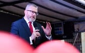 Plynové komory v Auschwitzu jsou „fake“, tvrdil polský europoslanec. Moderátor po jeho vyjádření zastavil diskusi