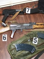Plzeňan posílal ženě fotky ilegální sbírky zbraní. „Už si hraju, nudím se,“ napsal jí, ona ho nahlásila policii