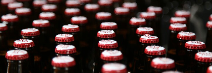 Plzeňský Prazdroj končí na Slovensku s pivom v plaste už tento rok. Sklenené fľaše od piva vie použiť 17-krát