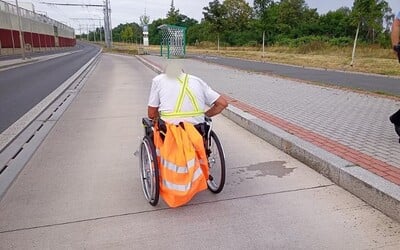 Plzeňští strážníci se potýkali s neposlušným vozíčkářem. Vydal se na silnici v protisměru, na auta ukazoval prostředníček