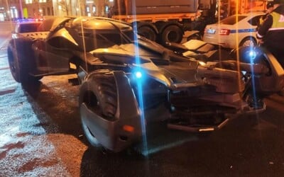 Muž po Moskvě jezdil v Batmobilu, nedávno se auto prodalo v aukci za téměř milion dolarů