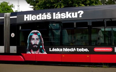 Po Praze jezdí tramvaj s Ježíšem, cestujícím má přiblížit víru