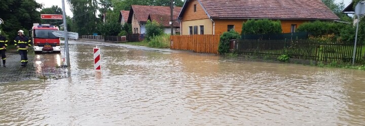 Po bouřkách hrozí záplavy hlavně na Plzeňsku a Pardubicku. Na Písecku umírali lidé, tisíce domácností jsou bez proudu