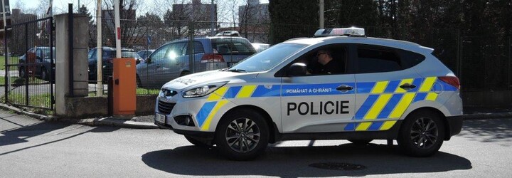 Po honičce na dálnici a havárii zadržela policie v Praze 29 migrantů. Ukrývali se v dodávce