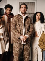 Po kontroverzii so Sydney Sweeney uvádza American Eagle collab s Travisom Kelcem