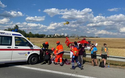 Po nehodě na dálnici D2 jsou desítky zraněných, jeden člověk zemřel. Byl aktivován traumaplán (Aktualizováno)