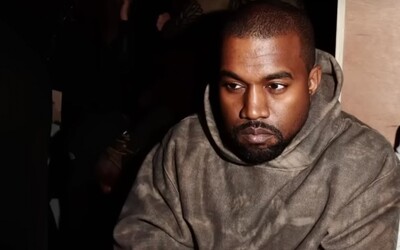 Po niekoľkotýždňovom boji na sociálnych sieťach Kanye West ukončil spoluprácu so značkou GAP. Oznámili to jeho právnici