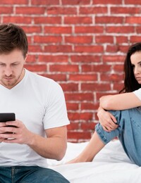 Po sexu místo mě „objal“ mobil. Phubbing může být zabijákem vztahu, jak ho poznat a jak se mu bránit?