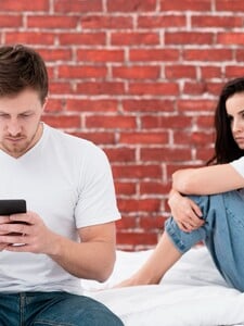 Po sexu místo mě „objal“ mobil. Phubbing může být zabijákem vztahu, jak ho poznat a jak se mu bránit?