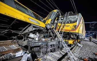 Po tragické noční nehodě začaly vlaky opět jezdit přes Pardubice. Stále počítej se zpožděním