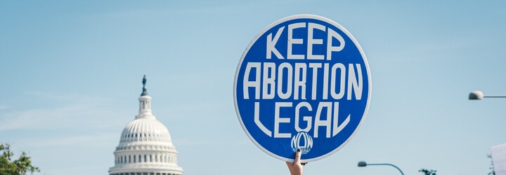 Po úniku dokumentu, který navrhoval zrušit verdikt Roe vs. Wade, mají potratová práva v Americe jednu z nejvyšší míry podpory 