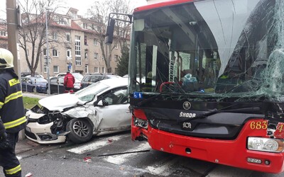 Po zrážke trolejbusu s autom a nákladným vozidlom skončil Renault na totálku. Museli odkloniť niektoré linky MHD