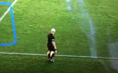 Počas futbalového zápasu sa inteligentná kamera zamerala na plešatú hlavu rozhodcu namiesto lopty, fanúšikovia si nemohli užiť hru