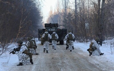 Počet ruských vojakov na hraniciach s Ukrajinou stúpol o desaťtisíce, na východe počuť streľbu. Sú dnes Rusi bližšie k vojne?