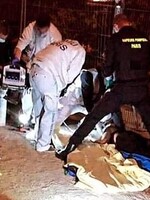 Pod Eiffelovkou pobodali dve moslimky. Vraj na nich ženy s nožom kričali rasistické nadávky a posielali ich späť domov