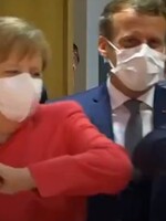 Podávanie rúk vyšlo kvôli Covid-19 z módy. Merkelová či Macron si vymysleli vtipnejšie pozdravy, jeden premiér aj salutoval