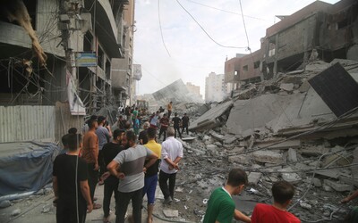 Podle OSN je v Gaze vysídleno více než čtvrt milionu lidí. Z USA do Izraele dopravili první náklad munice pokročilého typu