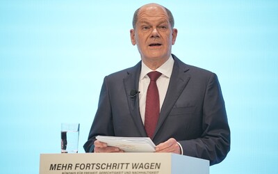 Podle Scholze musí Německo „více a rychleji“ deportovat migranty, kteří nemají právo zůstat v zemi. „Přichází jich příliš,“ říká