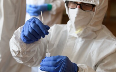 Podmínky vstupu do ČR se kvůli koronaviru zpřísňují, PCR test musí absolvovat i očkovaní