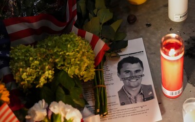 Podozrivý z vraždy Charlieho Kirka odmieta spolupracovať. Podľa guvernéra mal ľavicové názory