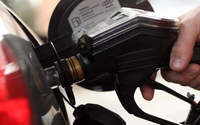 Pohonné hmoty stále zlevňují, cena benzínu je nejnižší od srpna. Kde natankuješ nejvýhodněji?
