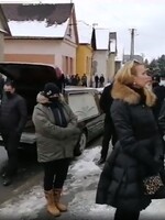 Pohreb Milana Lučanského: Prišli stovky ľudí aj exminister Kaliňák, policajti zablokovali zjazd z diaľnice do Štrby