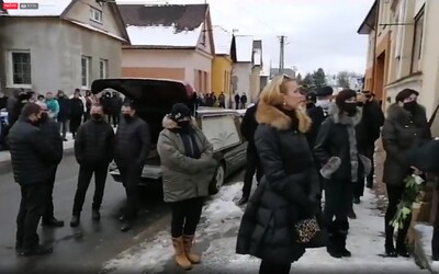 Pohreb Milana Lučanského: Prišli stovky ľudí aj exminister Kaliňák, policajti zablokovali zjazd z diaľnice do Štrby