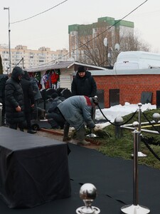 Pohřeb Navalného: Ruské úřady odrazují veřejnost od účasti, i tak přišly tisíce lidí