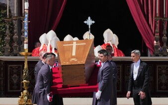 Pohrebná omša pápeža sa skončila. Obradu sa zúčastnilo cez 250 000 veriacich