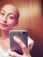 Poisťovňa jej nechcela preplatiť liečbu rakoviny, vyzbierali sa na ňu ľudia. 33-ročná Katka v nedeľu zomrela