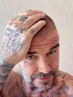 Pokus o domáci strih Davida Beckhama skončil fiaskom. Vo videu ho vysmiala aj manželka Victoria