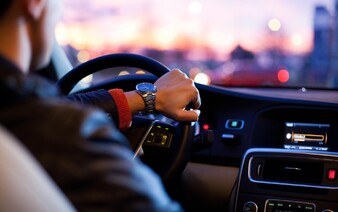 Pokuty pre vodičov na Slovensku porastú. Za protismer či blokovanie križovatky zaplatia stovky eur