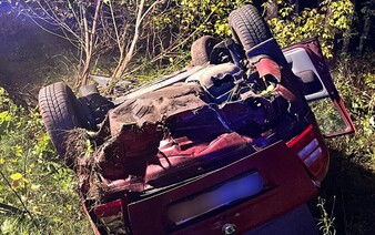Policajná naháňačka ako z filmu: Celoštátne hľadaný muž v Česku sa snažil ujsť, prevrátil sa na strechu a začal horieť