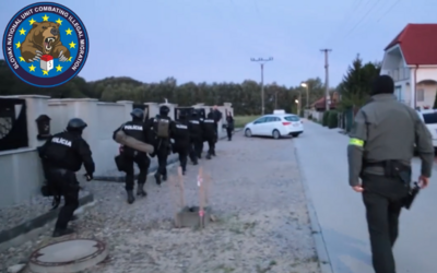 Policajné komando s puškami a psami hľadalo prevádzačov, videom sa pochválili na Facebooku