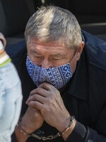 Policajný funkcionár, ktorého zadržali v rovnaký deň ako Dušana Kováčika, sa priznal ku všetkým skutkom. Spolupracuje s políciou