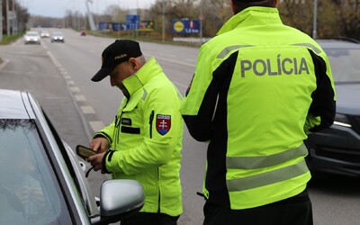 Policajt v Košiciach pod vplyvom liekov nabúral do troch áut a unikal pred kolegami. Aj keď z neho razil alkohol, naďalej slúži