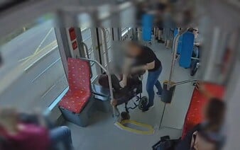 Policajt v civile zasahoval proti agresívnemu mužovi v Bratislave. Zabránil útoku na cestujúcu