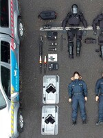 Policisté a vojáci se fotí jako z Tetrisu. Internetová výzva se šíří po celém světě