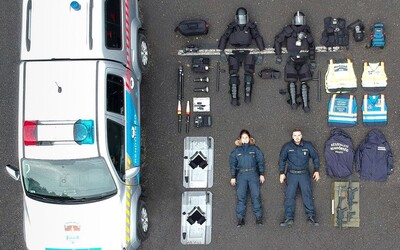 Policisté a vojáci se fotí jako z Tetrisu. Internetová výzva se šíří po celém světě