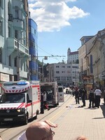 Policajti na Obchodnej ulici omylom postrelili 15-ročné dievča