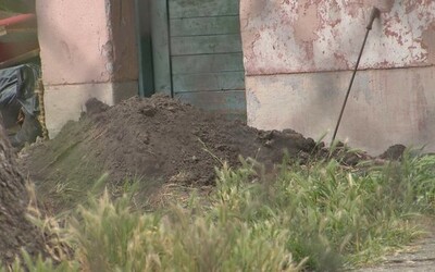 Policisté na zahradě vykopali tělo 8měsíčního děvčátka. Otec ji týral, ukázala pitva