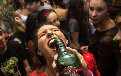 Policajti nabehli do dvoch nočných klubov v Senici, našli tam zdrogovaných aj opitých tínedžerov