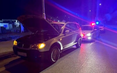 Policajti nechápali, koho zastavili. Šofér BMW nemal pás, ale vykľul sa z neho zlodej, spolujazdkyňa mala sedieť vo väzení