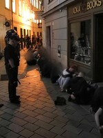 Policajti po bitke v Bratislave zadržali viac ako 80 chuligánov. Spustošené mesto zostáva uzavreté