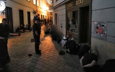 Policajti po bitke v Bratislave zadržali viac ako 80 chuligánov. Spustošené mesto zostáva uzavreté