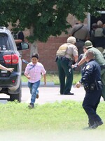 Policisté při texaském masakru nezakročili dost rychle. Čekali na klíče od školníka a bránili vstupu rodičům