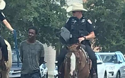 Policajti viedli muža tmavej pleti spútaného za koňmi