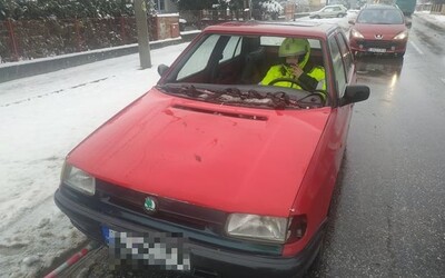 Slovenští policisté zastavili Felicii bez čelního skla, motoru a funkčních světel. Řidič měl přilbu a reflexní bundu