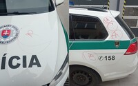 Policajtom v Žiline niekto fixkou pokreslil auto urážlivým nápisom ACAB. Keď si odkaz všimli, páchateľa chytili do pár minút